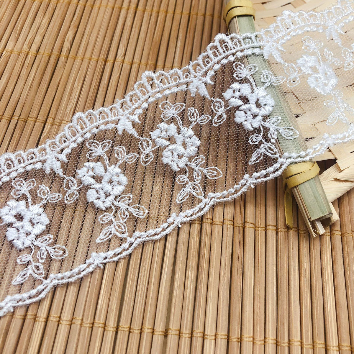 15cm幅のレトロなリボンと花柄の刺繍チュールレース (ホワイト, 4.5ヤード)