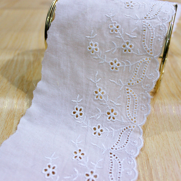 13cm幅x 2.7メートルの長さのビンテージ花の刺繍の綿のアイレットのレースの生地のトリム (アイボリーホワイト)